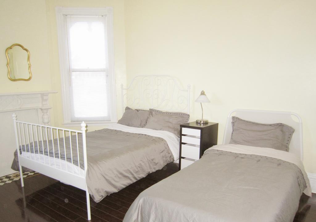 Spadina 11 Guesthouse Toronto Exterior photo